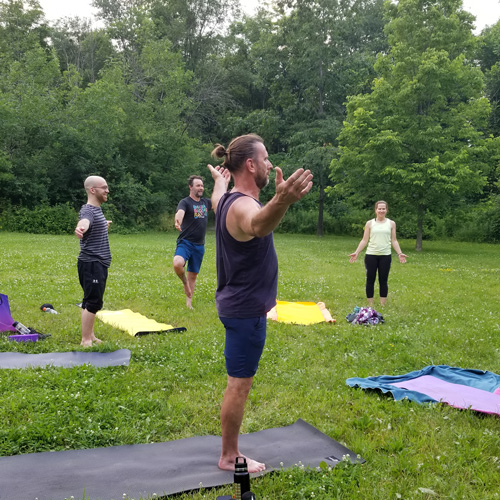 Yoga dans le parc pour tous