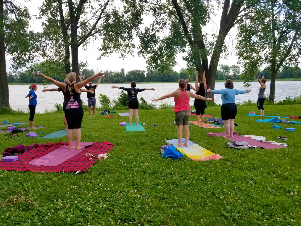 Yoga dans le parc (multi-niveaux) 31 juillet 2024